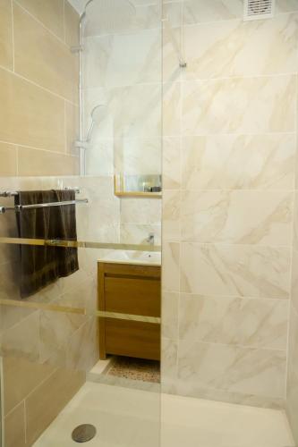 une salle de bain avec douche et lavabo dans l'établissement Le Vallespir à 8 min à pied de la plage, à Canet