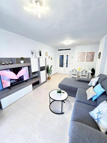 TV a/nebo společenská místnost v ubytování Apartamento Benidorm, Parking Incluido
