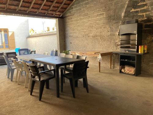 une salle à manger avec une table, des chaises et un poêle dans l'établissement Maison de ville 13 couchages à 5 minutes du Pal, à Dompierre-sur-Besbre