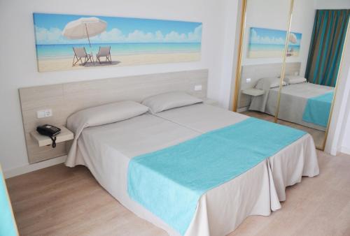 En eller flere senger på et rom på Apartamentos Playa Moreia