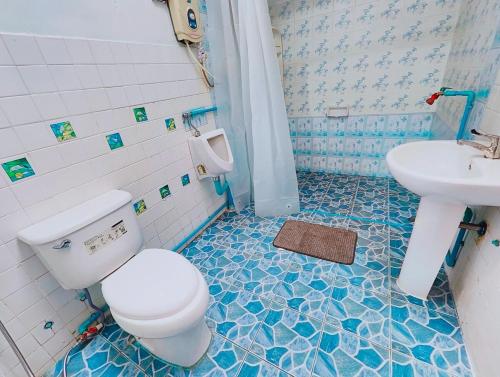 ein Badezimmer mit Toilette und Waschbecken in der Unterkunft Sansai Home - 2 Bedrooms 2 Bathrooms in Ban San Pu Loei