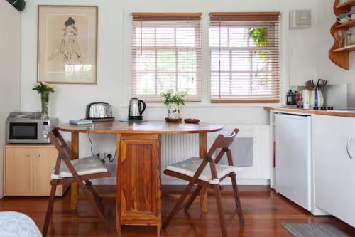 Kuchyň nebo kuchyňský kout v ubytování Self contained garden studio