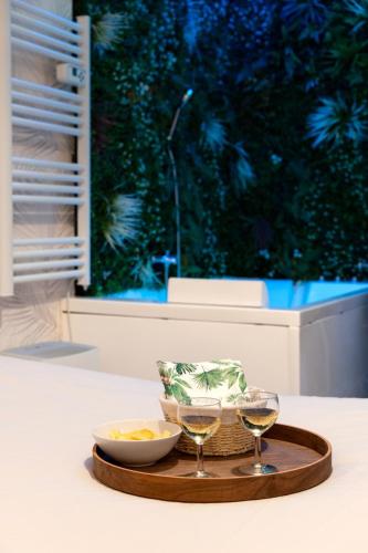 - un plateau avec deux verres de vin sur une table dans l'établissement Cozy Jacuzzi Bordeaux Chartrons, à Bordeaux