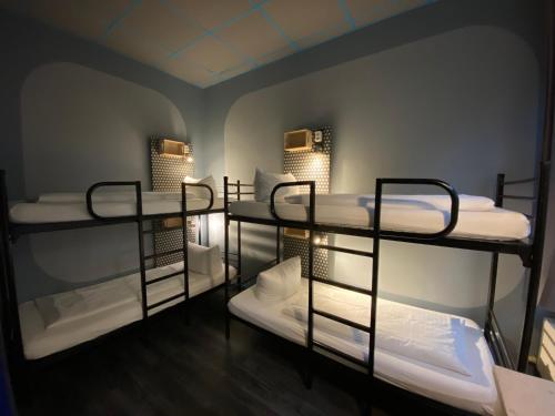 Postel nebo postele na pokoji v ubytování Singer109 Hostel, Hotel & Apartment