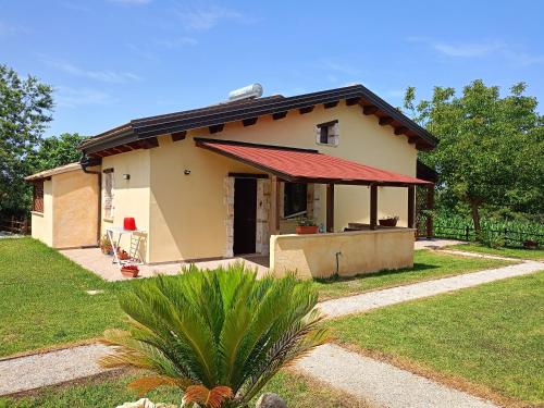 a small house with a red roof at Bluiaia case vacanze tropea in Caria