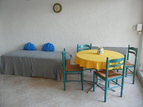 una mesa y sillas con una mesa y una cama en Pt prixappart au calme vue mer, en Bandol