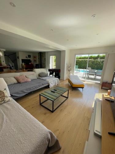 Villa Privée avec Piscine et Jardin à 10 Minutes de Lyon