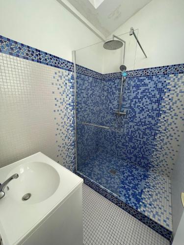 Photo de la galerie de l'établissement Villa Privée avec Piscine et Jardin à 10 Minutes de Lyon, à Genas