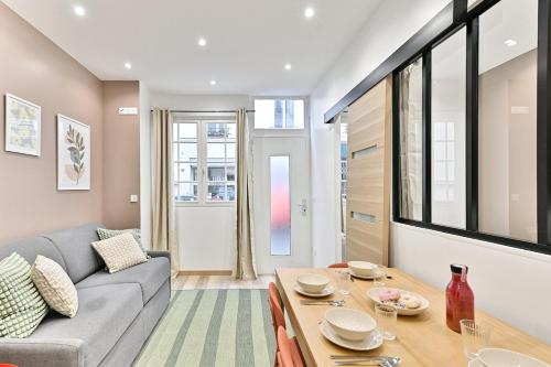 un salon avec un canapé et une table dans l'établissement Central equipped apartment Paris Nation - II, à Paris