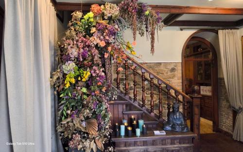 a stairway with a bunch of flowers on it at Fonda Ca la Manyana in Sant Juliá de Vilatorta