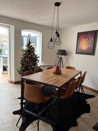 une salle à manger avec une table et un sapin de Noël dans l'établissement L Abbeviloise, à Abbeville