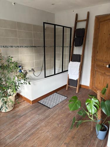 La salle de bains est pourvue d'une baignoire et d'une échelle. dans l'établissement L Abbeviloise, à Abbeville