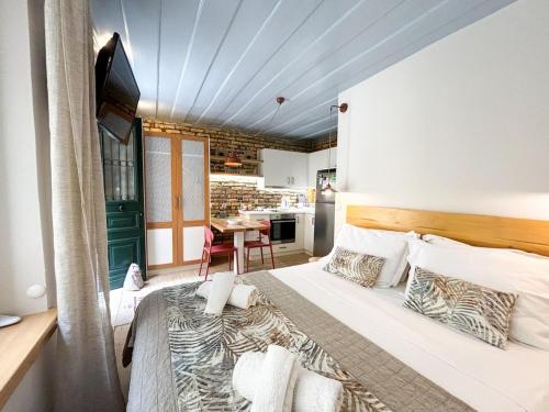 una camera da letto con un letto grande e una cucina di Kukuvayia's Nest-Centre Old Town Corfu a Città di Corfù