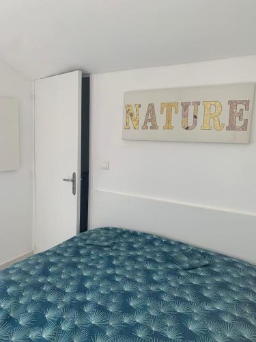 - une chambre blanche avec une porte et un matelas dans l'établissement T2 au calme proche Parc des expositions de Montpellier, à Mauguio