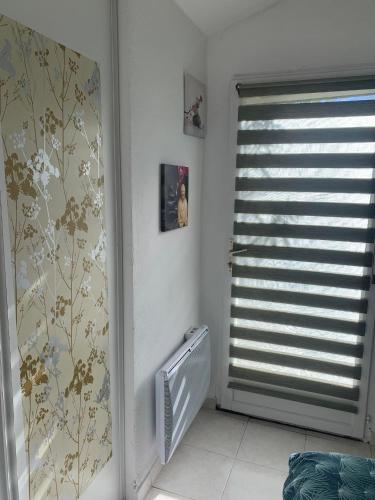 La salle de bains est pourvue d'une fenêtre et de toilettes. dans l'établissement T2 au calme proche Parc des expositions de Montpellier, à Mauguio