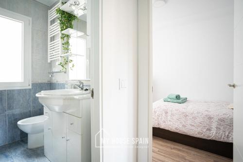 Koupelna v ubytování MyHouseSpain - Piso 3 habitaciones cerca playa San Lorenzo