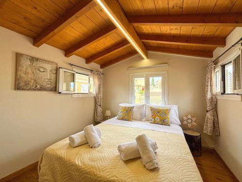 ein Schlafzimmer mit einem Bett mit zwei Handtüchern darauf in der Unterkunft Vilia Port House- Corfu Centre in Mantoúkion