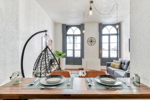 un salon avec une table et un canapé dans l'établissement Parenthèse Occitane - Free Parking - Balnéothérapie, à Carcassonne