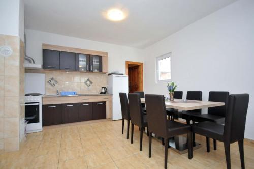ブドヴァにあるApartments Nedovic-Jazのテーブルと椅子のあるキッチンとダイニングルーム