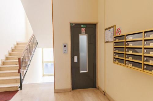 a hallway with a black door in a building at Casa Naty Bilocale a Collegno-Corso Francia in Collegno