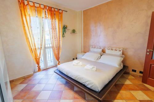 a bedroom with a bed and a large window at Casa Naty Bilocale a Collegno-Corso Francia in Collegno