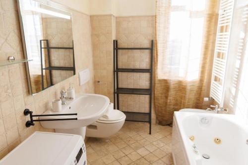 a bathroom with a sink and a toilet and a tub at Casa Naty Bilocale a Collegno-Corso Francia in Collegno