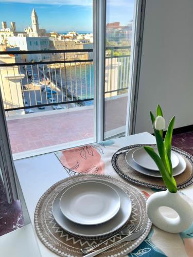 2 platos en una mesa con vistas a la ciudad en Isabel apulian apartment, en Molfetta