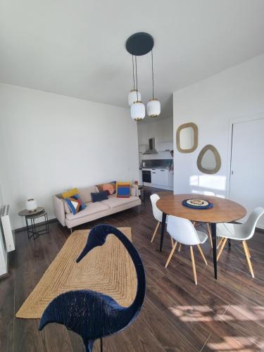 un salon avec une table et un canapé dans l'établissement Cozy apartment, à LʼIsle-sur-la-Sorgue