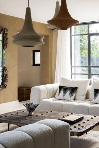 un salon avec un canapé et une table dans l'établissement Le Mas des Baux, aux Baux-de-Provence