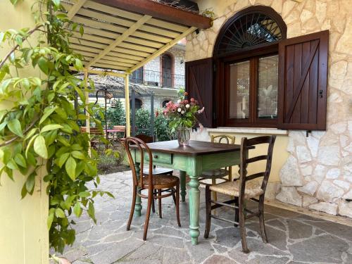 een groene tafel en stoelen op een patio bij Villa Il Pensierino in Manciano