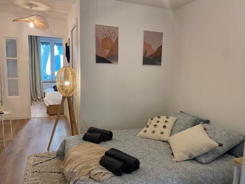 een woonkamer met een bed met kussens erop bij Le Suchet in Lyon