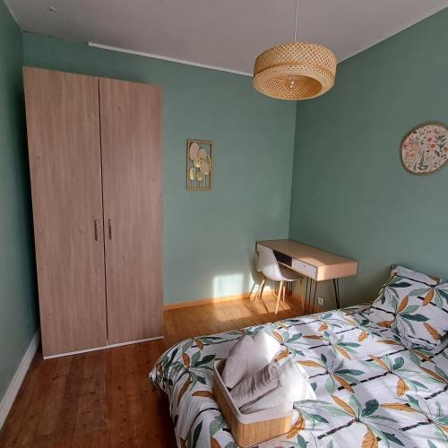 - une chambre avec un lit, un bureau et une armoire dans l'établissement L'Epicerie Maison années 30, à Caen