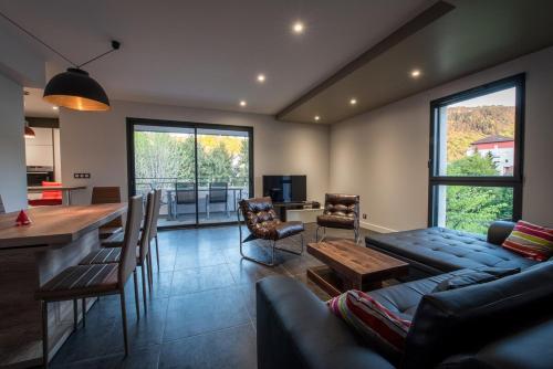 un salon avec un canapé et une table dans l'établissement La Prairie, à Annecy