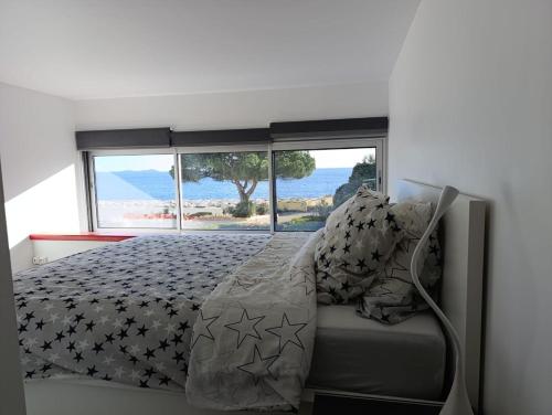 une chambre avec un lit et une grande fenêtre dans l'établissement Appartement 6 pers - Port privée - Plage privée - Piscines - Tennis, à Bandol