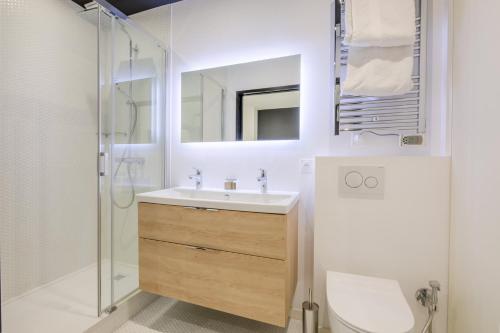 une salle de bain avec un lavabo, une douche et des toilettes dans l'établissement Scandinavian Urban 1 - 2BR apartment in center close to Palais des Festivals and the beach, à Cannes