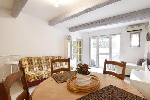 un salon avec une table et un canapé dans l'établissement Appartement au coeur de Vendémian, à Vendémian