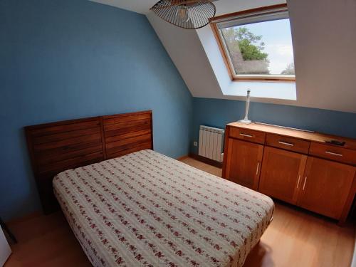 une chambre avec un lit et une fenêtre dans l'établissement Opal'In, au Crotoy