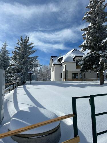 RaškaにあるSunčani Vrhovi Lux planina Golijaの雪の家の前庭