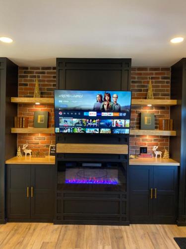 Televisyen dan/atau pusat hiburan di Stylish Downtown Kingsville Getaway with Putting Green, Firepit & Games