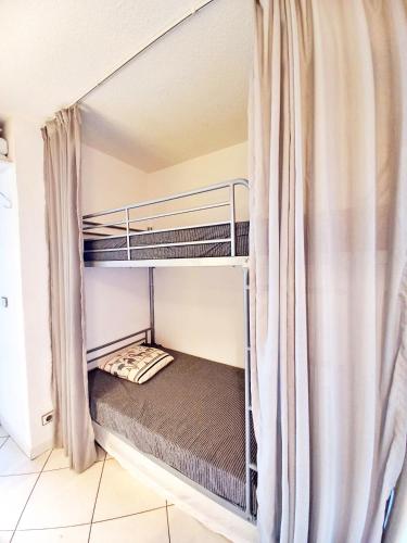 une chambre avec deux lits superposés dans l'établissement Appartement panorama Boulouris, à Saint-Raphaël