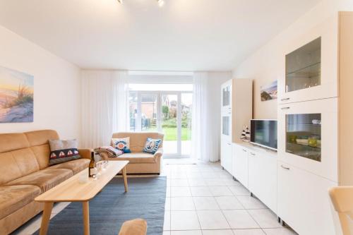 Μια τηλεόραση ή/και κέντρο ψυχαγωγίας στο Ferienhaus Lora - Haffkrug