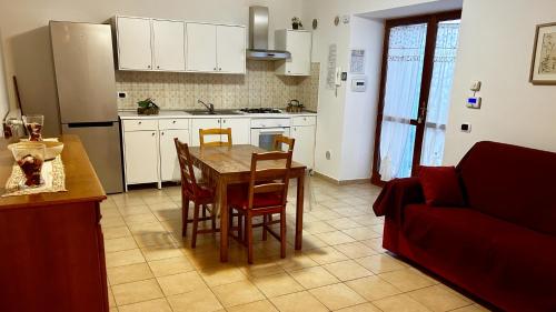 Η κουζίνα ή μικρή κουζίνα στο 4Flats in Orto di Venanzio