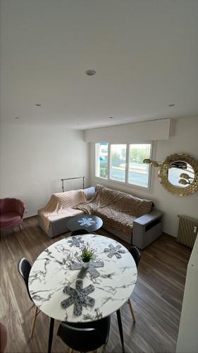 un salon avec une table et un lit dans l'établissement Appartement Nice promenade des anglais aéroport, à Nice