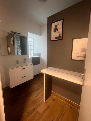 La salle de bains est pourvue d'une coiffeuse, d'un lavabo et d'un comptoir. dans l'établissement Maison des Gautraies, à Bécon-les-Granits