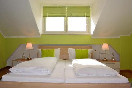 En eller flere senge i et værelse på Hotel Schlee