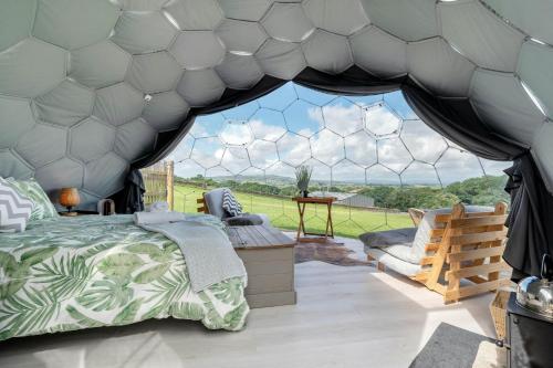 Giường trong phòng chung tại Deerstone Glamping-Boulsworth Hill Dome Hot tub