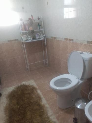łazienka z białą toaletą i umywalką w obiekcie جبيهه w mieście Amman