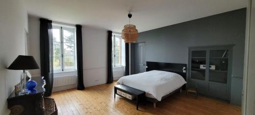 - une chambre avec un lit et quelques fenêtres dans l'établissement Un petit paradis insoupsonné, à Vannes