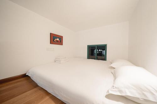 Uma cama ou camas num quarto em Tonight Homestay Jing'an Temple Shanghai