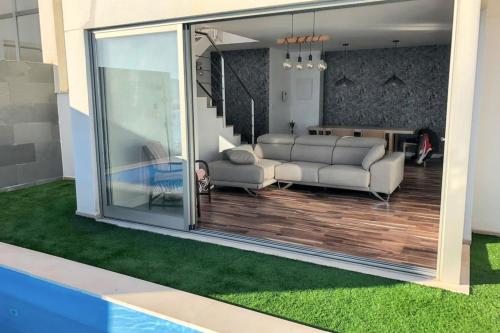 Bazén v ubytování Friendly villa in Cullera with private pool - 120 m² nebo v jeho okolí